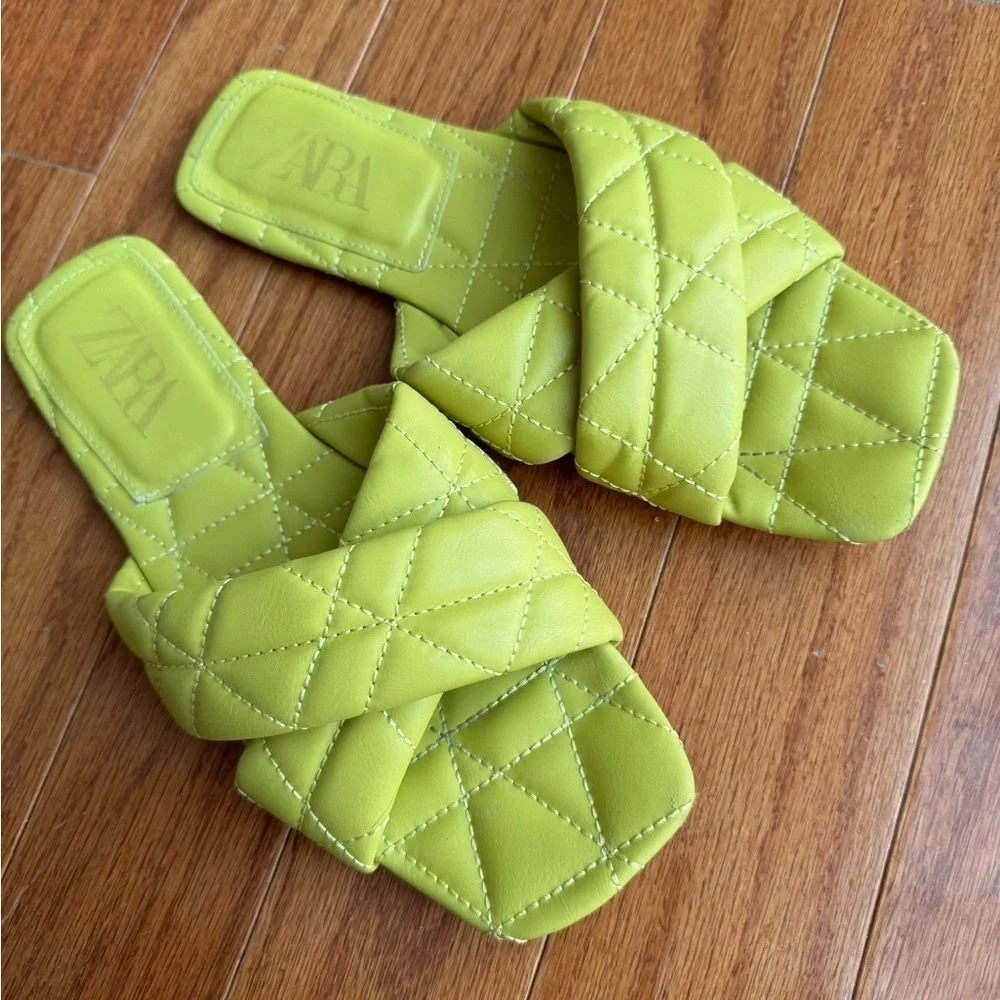 Zara BLOGGERS FAVORITE Lime Green Quilted Flat Sandals - Picture 4 of 10